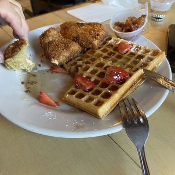 10th Street Diner - Chiken and waffles and cinnamon apples - Vegan Near Me - Indianapolis, Indiana