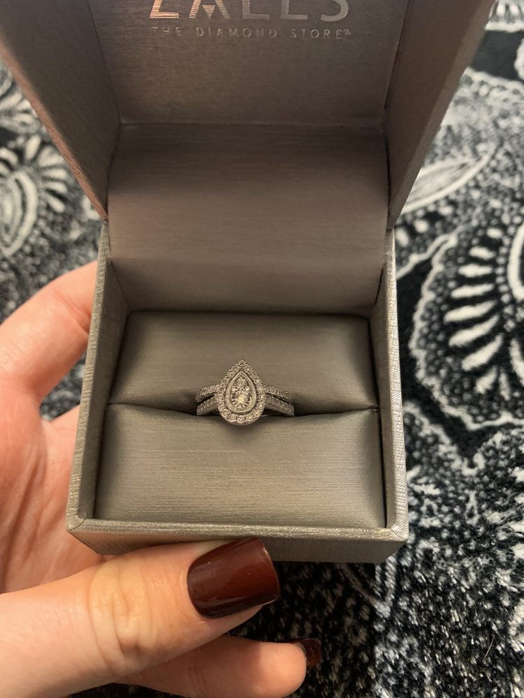 ZALES JEWELERS Updated September 2024 800 N Green River Rd