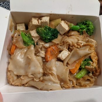 Star of Siam - Pad see ew with soft tofu (but they totally used firm tofu) - Thai Near Me - Soquel, California
