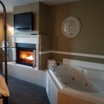 Wild Iris Inn - Deluxe King Suite with Jacuzzi and fireplace - Bed & Breakfast Near Me - LaConner, Washington Wild Iris Inn - Deluxe King Suite with Jacuzzi and fireplace - Bed & Breakfast Near Me - LaConner, Washington