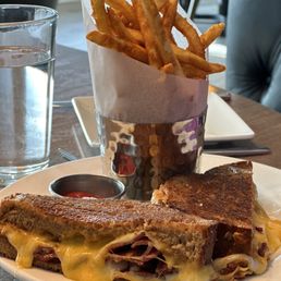 Ultimate Grilled Cheese: 3 kinds of cheese + bacon. (We asked to 86 the tomato)