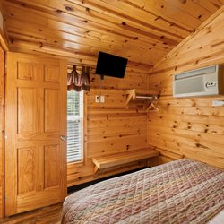 Philadelphia South Clarksboro KOA Holiday - Cabin Bedroom with TV