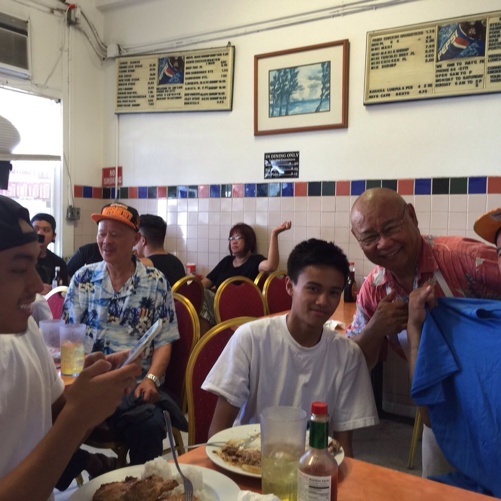 Ray's Café - Felix holing a homie up with a t-shirt - American Near Me - Honolulu, Hawaii Ray's Café - Felix holing a homie up with a t-shirt - American Near Me - Honolulu, Hawaii