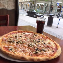 Pizzeria Maestro - Lungt och skönt med vy ut mot gatan - bra för oss som föredrar att titta på människor och bilar istället för typ natur!