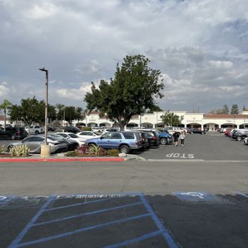 Camarillo Premium Outlets - Shopping Centers Near Me - Camarillo, California Camarillo Premium Outlets - Shopping Centers Near Me - Camarillo, California