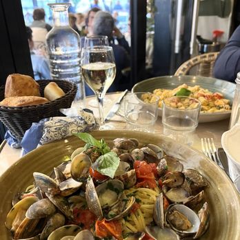 La Perla - Clams Pasta in white sauce - Italian Near Me - Paris, 75 La Perla - Clams Pasta in white sauce - Italian Near Me - Paris, 75