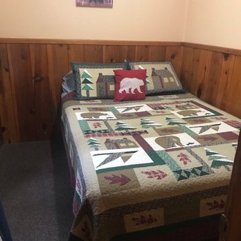 Idle Hour Lodge - Cabin 11 - bedroom 2 w door to back patio/balcony - Guest Houses Near Me - Ruidoso, New Mexico Idle Hour Lodge - Cabin 11 - bedroom 2 w door to back patio/balcony - Guest Houses Near Me - Ruidoso, New Mexico