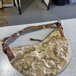 I brought my purse in that I had thrifted as a Christmas gift for a cleaning! They absolutely exceeded my expectations as per usual, 10/10!!