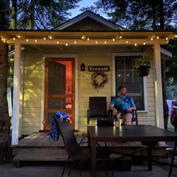 Nelson's Cottages - Night time at Vermont cottage