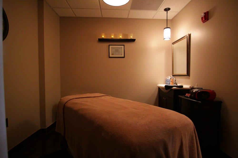 Brush Salon & Spa Logo