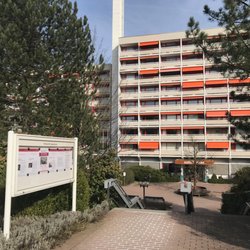 Augustinum - Eingangsbereich. Die farbgleichen Markisen sehen einladend aus.