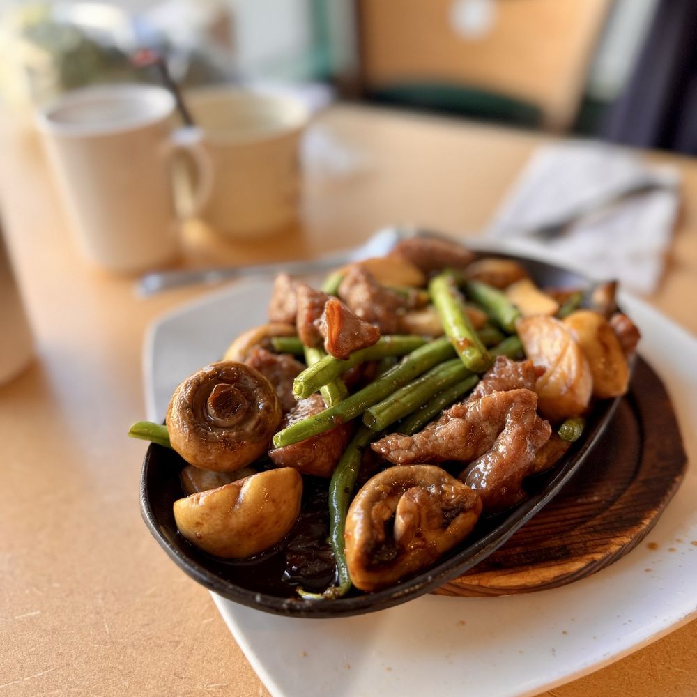 C & M Bistro - Sizzling beef w/ mushrooms - Cantonese Near Me - Oakland, California C & M Bistro - Sizzling beef w/ mushrooms - Cantonese Near Me - Oakland, California