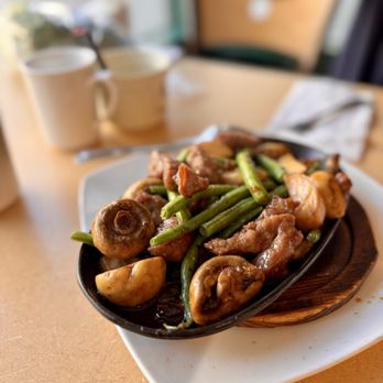C & M Bistro - Sizzling beef w/ mushrooms - Cantonese Near Me - Oakland, California C & M Bistro - Sizzling beef w/ mushrooms - Cantonese Near Me - Oakland, California