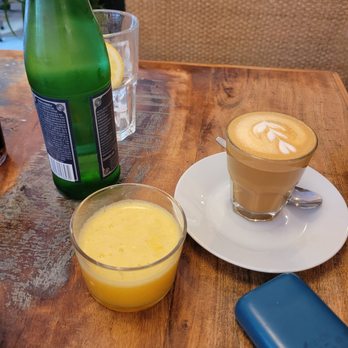 Plenti - Flat white and fresh squeezed orange juice - Coffee & Tea Near Me - Madrid, M Plenti - Flat white and fresh squeezed orange juice - Coffee & Tea Near Me - Madrid, M
