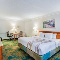 Baymont by Wyndham Abilene - Guest room