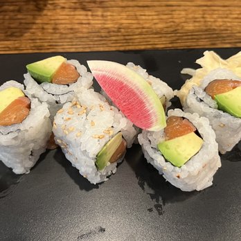 Shinsen Evanston - Salmon Avocado Roll - Sushi Bars Near Me - Evanston, Illinois Shinsen Evanston - Salmon Avocado Roll - Sushi Bars Near Me - Evanston, Illinois