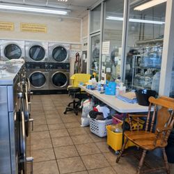 Coin Laundry and Water - Nadie en el laundry, el laundry esta abierto, las maquinas q cambian monedas no funcionan TERRIBLE SERVICE!!!!!