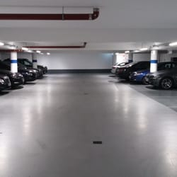 Parkhaus Kaiserplatz - Einigermaßen hell, aber alles sehr eng.