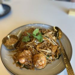 Klom Klorm - Pad Thai