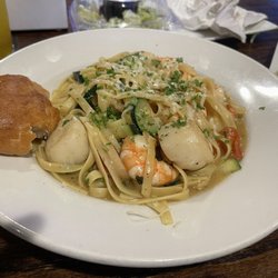Shannon's Pub & Grille - Shrimp and Scallop Scampi. Delicious! I took half of it home!!