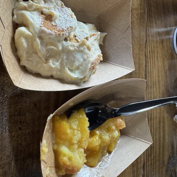 Hutchins BBQ - Dessert - banana pudding and peach cobbler - Barbeque Near Me - Frisco, Texas