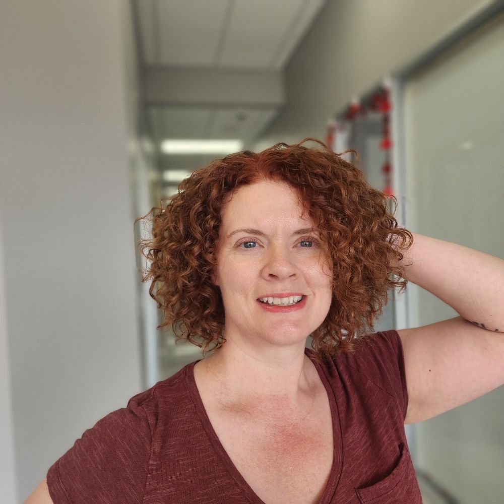 Modern Curls and Cuts Logo