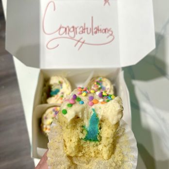 SusieCakes - Gender Reveal - Bakeries Near Me - Costa Mesa, California