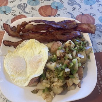 Kimmie's Coffee Cup - Egg and bacon plate with red potatoes and green and white onions - Breakfast & Brunch Near Me - Brea, California