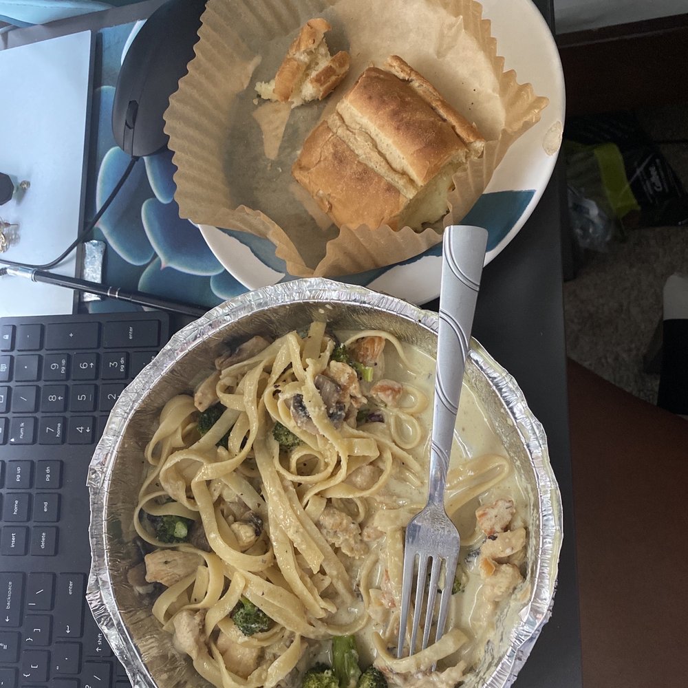 Alfredo Con Pollo & Cheesy Garlic Bread