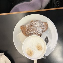 Cafe Oscar - Cappuccino & mandel croissant