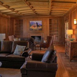 Lockwood's Ranch - Enjoy a nice fireside chat in the oversize living room.