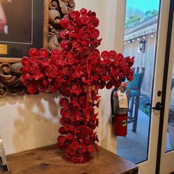El Chaparral-Boerne - A beautiful flower cross in the foyer