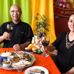 Great Indian Wave - El chef Haridas Chauan y su mujer Katia dando la bienvenida a su restaurante.
