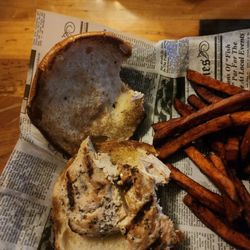 Dexter's Pub - Sriracha Chicken Sandwich