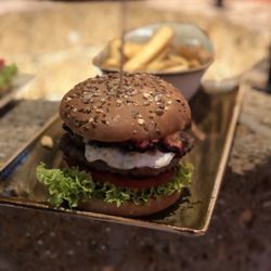Hans im Glück - Burger mit Speck Ei und Pommes