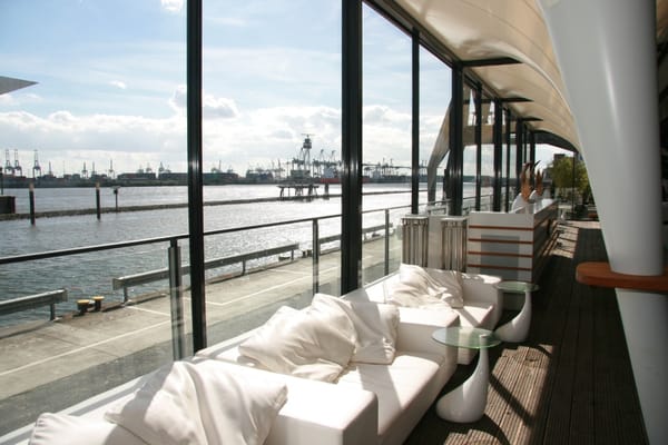 am kai | restaurant. seafood. drinks. elbblick by null