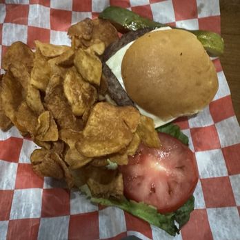 Mammy's Kitchen & Bar - Cheeseburger and chips - New American Near Me - Bardstown, Kentucky