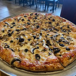 Ryans Famous Pizza and Subs - Chicken, mushroom and black olive pizza