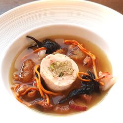 Ihr Privatkoch Stéphane Suarez - Poularde mit Waldpilzen Bouillon