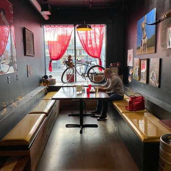 Pinky's Pizza - Dining area - Pizza Near Me - Portland, Oregon