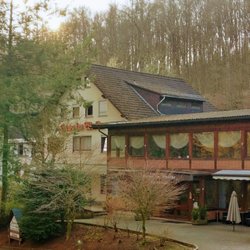 Siegerland-Hotel Haus im Walde - Das Hotel von vorne, Haupteingang