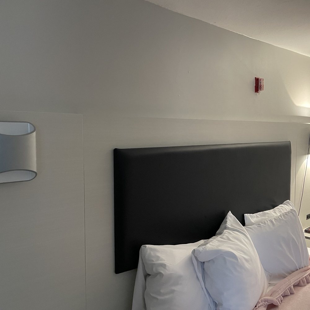 Costa Art Hotel - Only one working light with hanging wire - Hotels Near Me - Laguna Beach, California