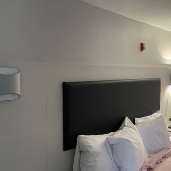 Costa Art Hotel - Only one working light with hanging wire - Hotels Near Me - Laguna Beach, California