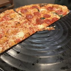 Magazzino Delle Pizza - Margherita pizza add pepperoni