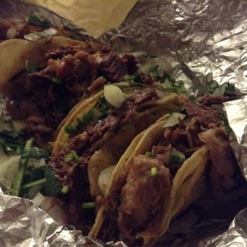 Taco Azteca Original - 2 carnitas (front) and 2 cabeza with well done tortillas. Sooo good! - Mexican Near Me - Glendale, California
