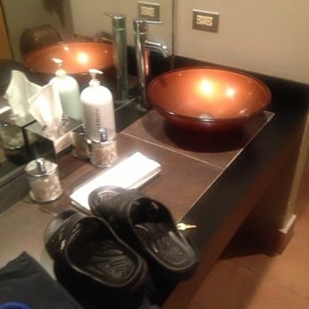 Zen Spa - The only vanity & sink in the locker room. No amenities. Only soap & cotton balls available. - Day Spas Near Me - San Juan, Puerto Rico
