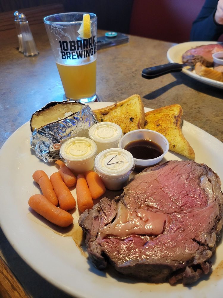 RED APPLE BAR AND GRILL Updated September 2024 18 Photos & 29 Reviews 16126 NE Sandy Blvd