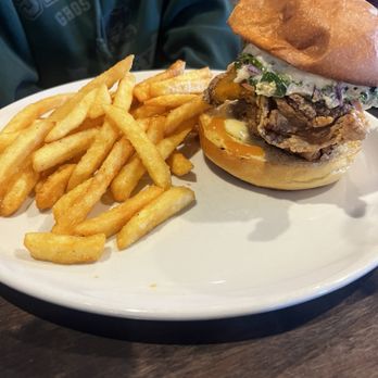 Lake House Restaurant - Fried chicken sandwich - Mediterranean Near Me - Vineland, Ontario
