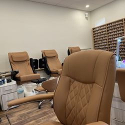 Hudson Nails - Plenty of space