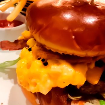 Sugar Factory - Mmmm, bacon n Mac and cheese burger. - Candy Stores Near Me - Las Vegas, Nevada